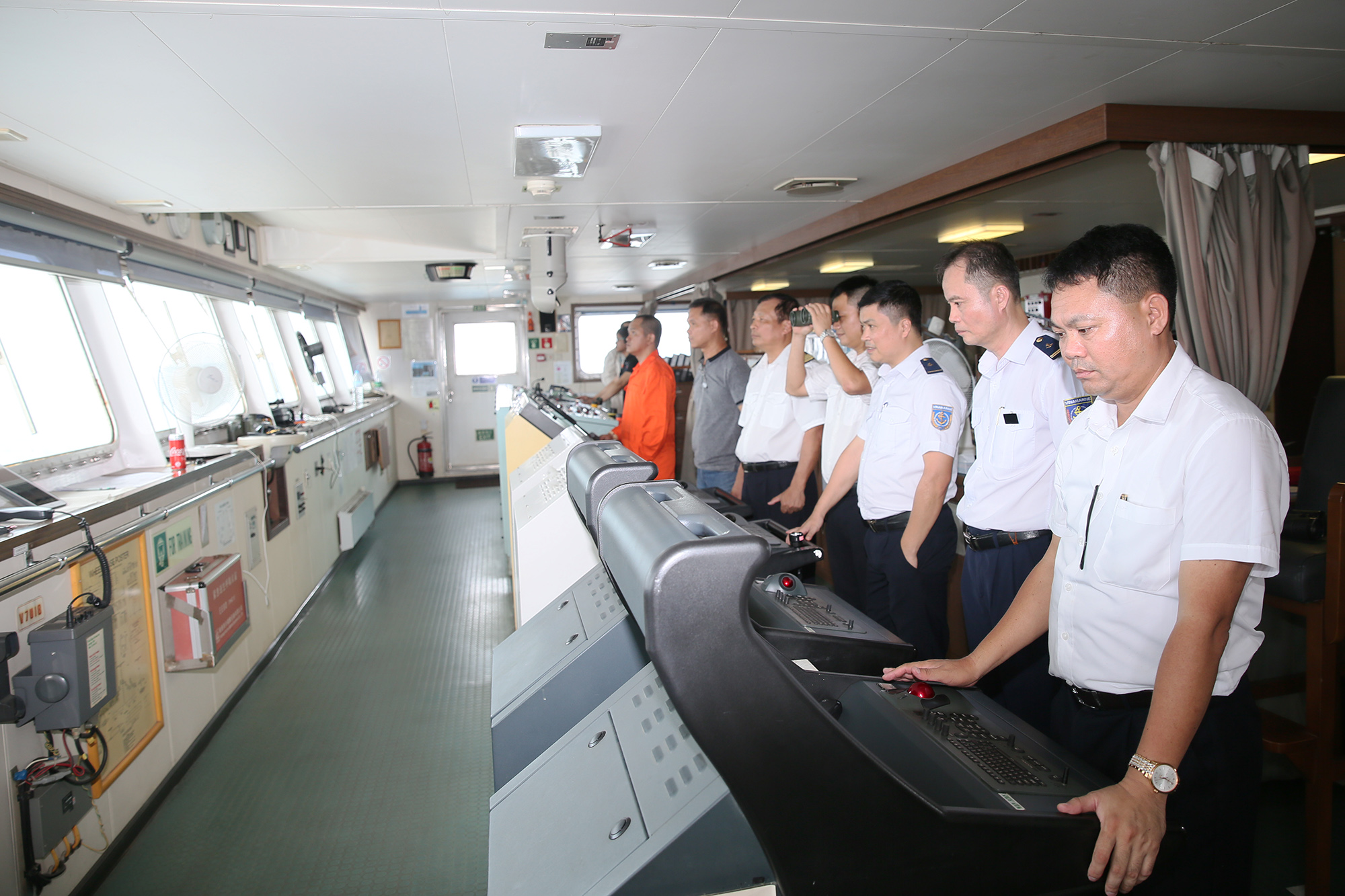 Hoa tiêu hàng hải khu vực III hướng dẫn tàu di chuyển về khu vực cảng Hòn Nét
