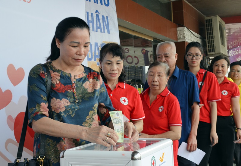 Hội viên Hội CTĐ thành phố Hạ Long tham gia quyên góp ủng hộ Thùng quỹ nhân đạo tại Bưu điện TP Hạ Long.