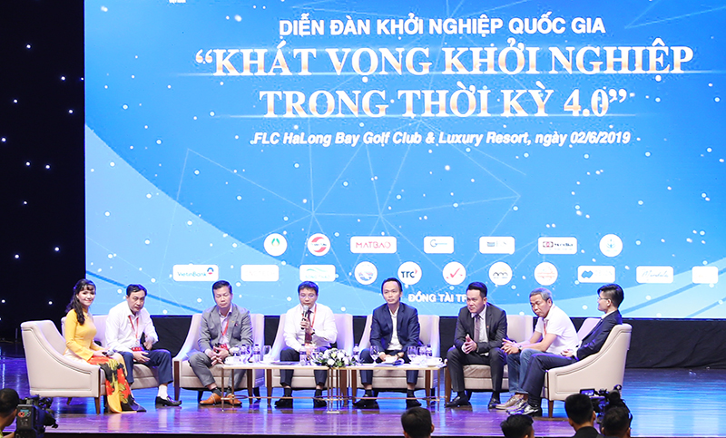 Phó Chủ tịch UBND tỉnh Nguyễn Văn Thắng trao đổi về những chính sách ưu đãi của tỉnh hỗ trợ doanh nghiệp.