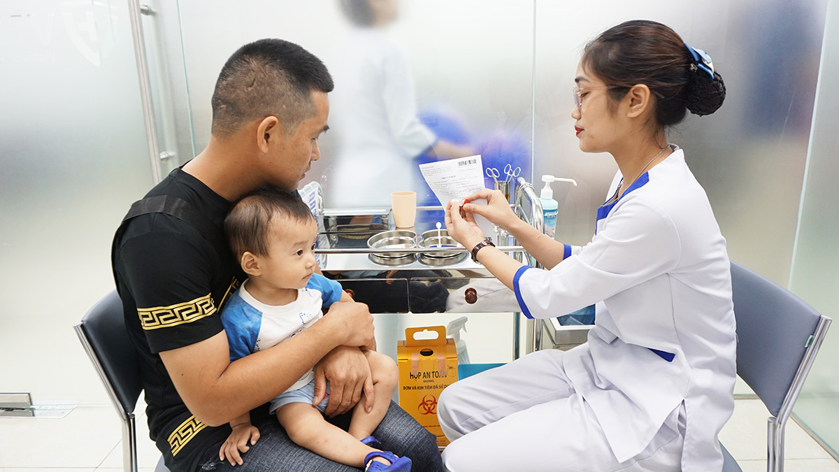 Tư vấn và hướng dẫn về vắc xin cho khách hàng trước khi tiêm.
