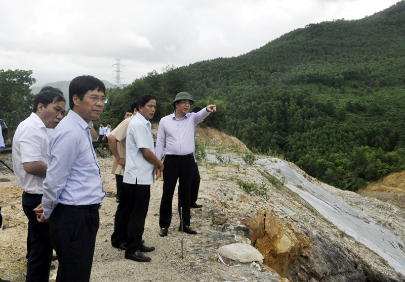 Thường trực HĐND tỉnh cùng đoàn công tác kiểm tra thực tế tại dự án “Cải tạo, nâng cấp tuyến đường từ QL18 vào khu Di tích Yên Tử, 