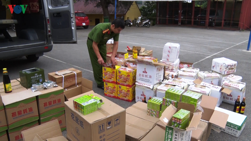  Hơn 100 thùng hàng hóa là thực phẩm không có hóa đơn chứng từ được nhập lậu từ Trung Quốc, được đối tượng vận chuyển về Hà Nội để bán kiếm lời.