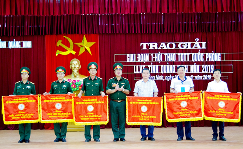 Đại tá Lê Văn Long, Phó CHT, Tham mưu trưởng, Trưởng ban tổ chức hội thao tặng cờ nhất, nhì, ba cho các đơn vị