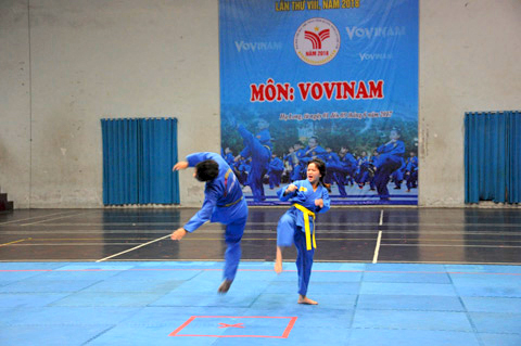 VĐV thi đấu ở nội dung nữ tại giải võ thuật Vovinam tỉnh Quảng Ninh năm 2018. Ảnh: Nguyễn Duy