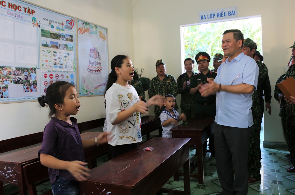 Đoàn công tác đến thăm trường học tại thị trấn Trường Sa, huyện đảo Trường Sa, tỉnh Khánh Hòa.