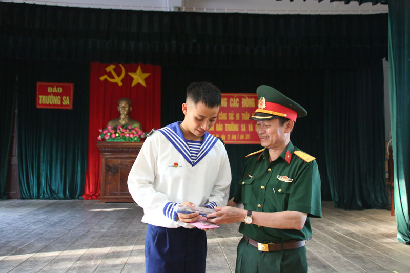 Đồng chí Nguyễn Trung Trịnh, chính ủy Bộ chỉ huy Quân sự tỉnh tặng quà cho chiến sĩ Quảng Ninh ở đảo Trường Sa.