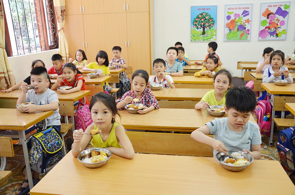 Bữa ăn trưa của học sinh lớp 2, Trường Tiểu học Trần Hưng Đạo, TP Hạ Long.