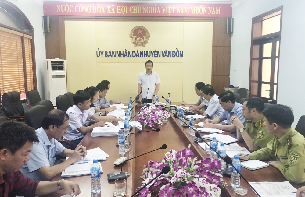 Đồng chí Nguyễn Văn Hồi, Phó Chủ tịch HĐND tỉnh phát biểu tại buổi làm việc với huyện Vân Đồn