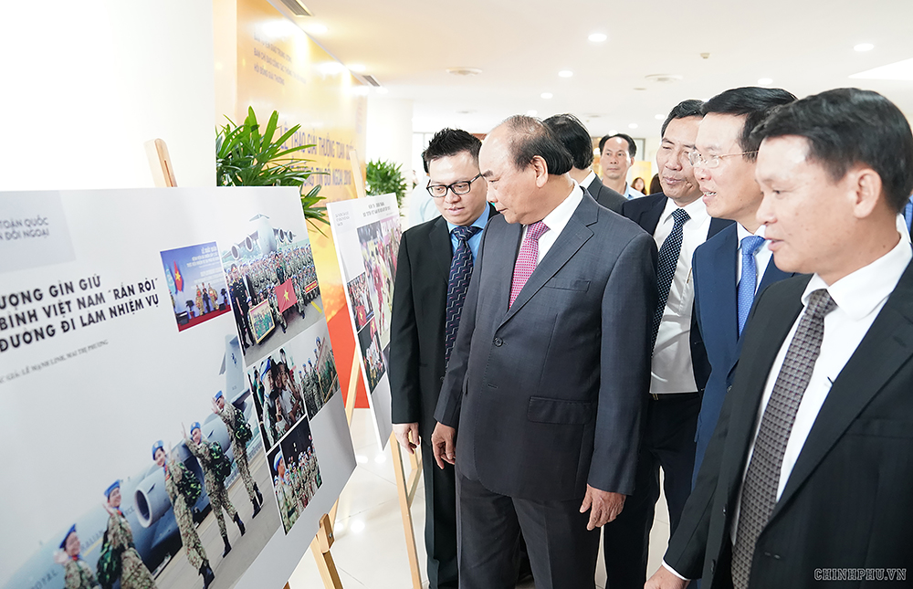 Thủ tướng tham quan trưng bày các tác phẩm đạt giải. Ảnh: VGP/Quang Hiếu