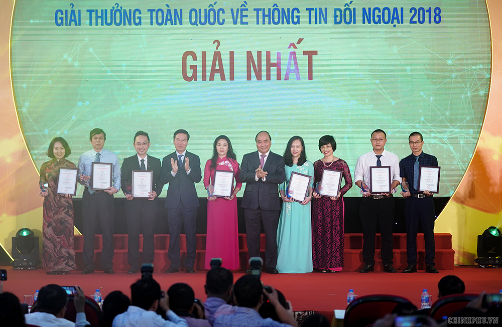 Thủ tướng và Trưởng Ban Tuyên giáo Trung ương Võ Văn Thưởng trao giải cho các tác giả. Ảnh: VGP/Quang Hiếu