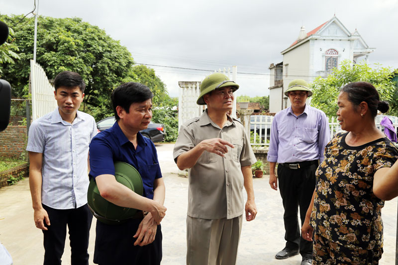 Đồng chí Phó Chủ tịch UBND tỉnh yêu cầu huyện Hải Hà nhanh chóng triển khai công tác hỗ trợ cho người dân theo quy định.