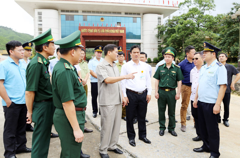 Đồng chí Bùi Văn Khắng kiểm tra tình hình hoạt động thương mại biên giới tại cửa khẩu Bắc Phong Sinh.
