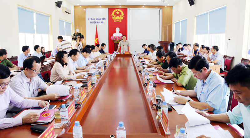 Đồng chí Bùi Văn Khắng, Phó Chủ tịch UBND tỉnh kết luận tại buổi làm việc với huyện Hải Hà.