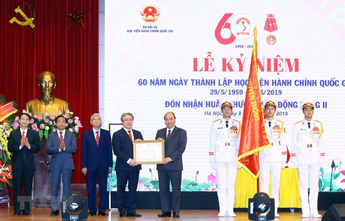  Thủ tướng Nguyễn Xuân Phúc trao tặng Huân chương Lao động Hạng Nhì cho Học viện Hành chính Quốc gia. (Ảnh: Thống Nhất/TTXVN) 
