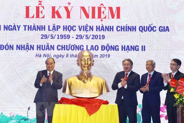 Thủ tướng Nguyễn Xuân Phúc trao tặng bức tượng Chủ tịch Hồ Chí Minh cho Học viện Hành chính Quốc gia. (Ảnh: Thống Nhất/TTXVN)