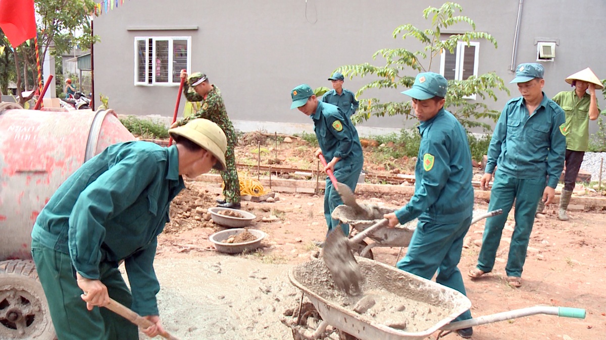 LLVT huyện Đầm Hà cùng Ban CHQS TP Uông Bí đang chung tay góp sức xây dựng sân nhà văn hóa thôn Hải An