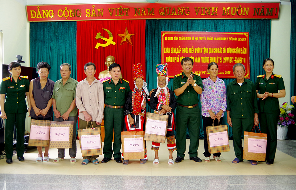 Bộ CHQS tỉnh tặng quà cho các gia đình có công trên địa bàn xã Đồng Tâm