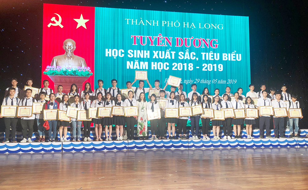 Học sinh TP Hạ Long được tuyên dương năm học 2018-2019.