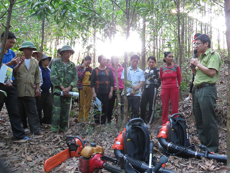 Phòng Tư pháp phối hợp với Hạt kiểm lâm huyện Ba Chẽ tuyên truyền quy định pháp luật về bảo vệ rừng cho người dân (Ảnh: Bình Minh, 