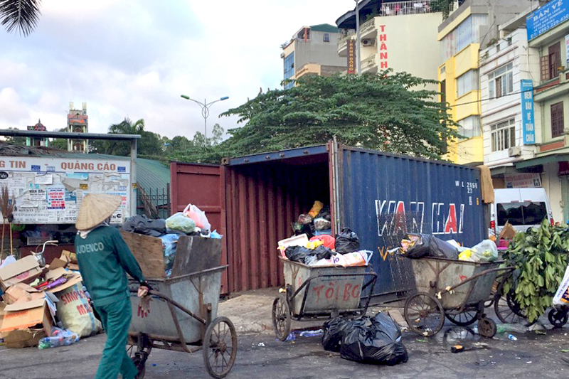 Điểm tập kết rác ở khu vực chợ Vườn Đào (Bãi Cháy) ô nhiễm môi trường khiến các hộ dân xung quanh bức xúc.