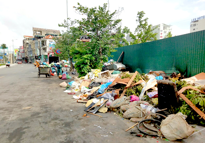 Điểm tập kết rác gần khu vực Chợ Hạ Long III, phường Hồng Hải, TP Hạ Long biến thành nơi đổ phế thải của người dân.