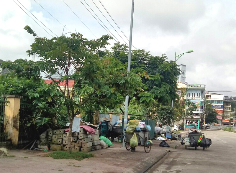 Vệ sinh môi trường tại điểm tập kết rác tập trung gần Trường Cao đẳng Y tế Quảng Ninh, phường Hồng Hải, TP Hạ Long đã được cải thiện đáng kể.