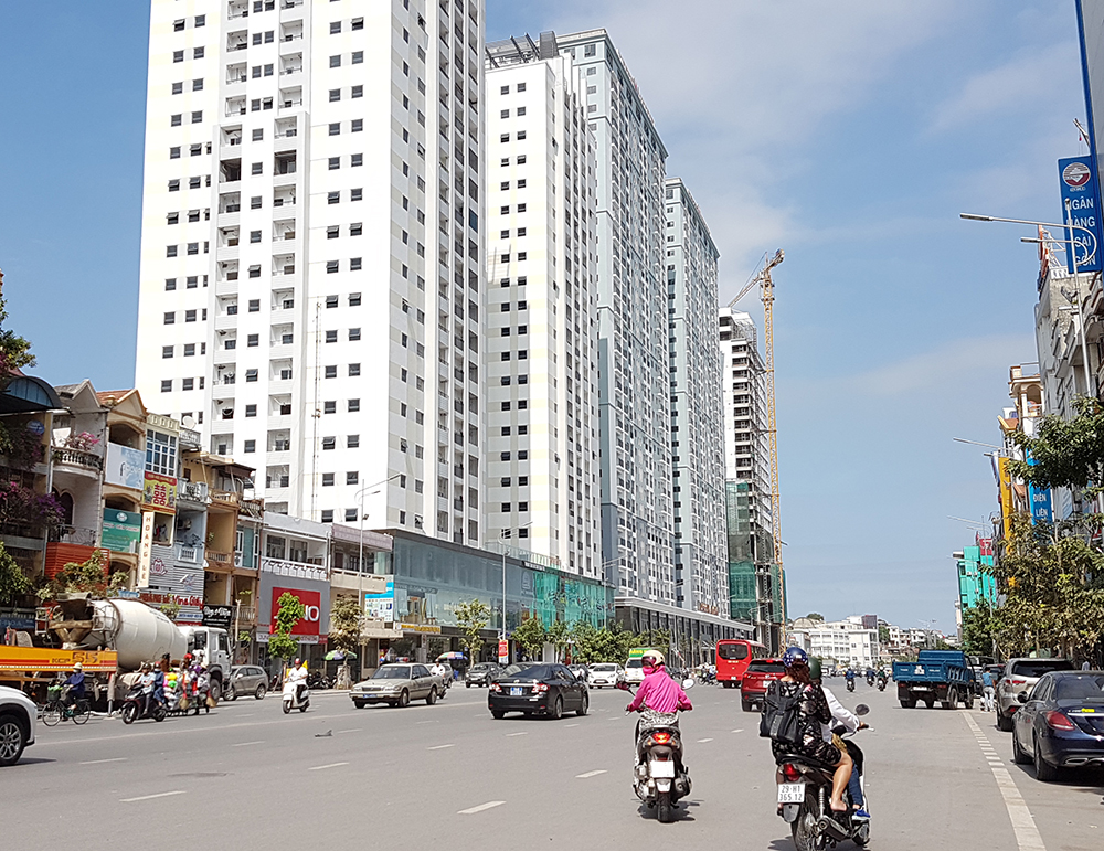 Đường Trần Hưng Đạo, TP Hạ Long hiện tập chung nhiều tòa chung cư mới xây dựng.