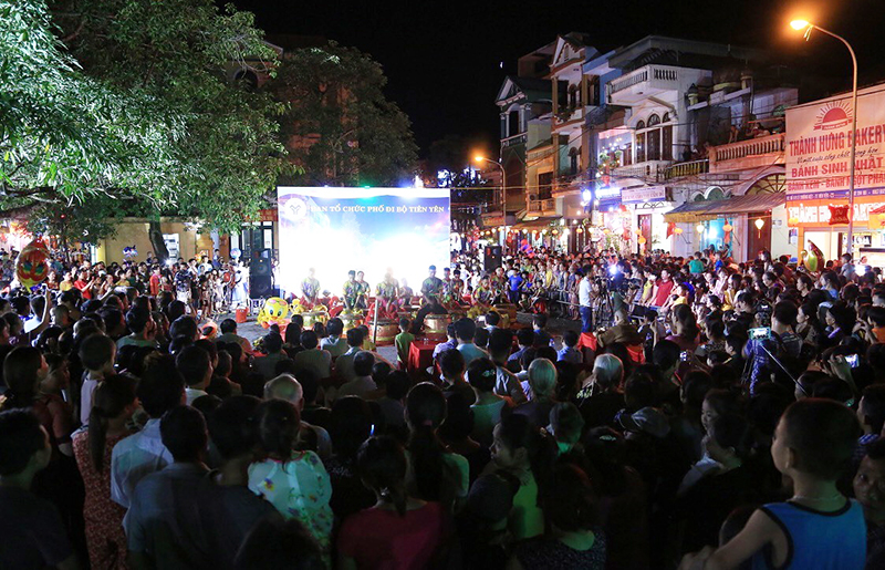 Người dân và du khách tham quan phố đi bộ Tiên Yên hào hứng đón xem biểu diễn văn nghệ tại một góc âm nhạc