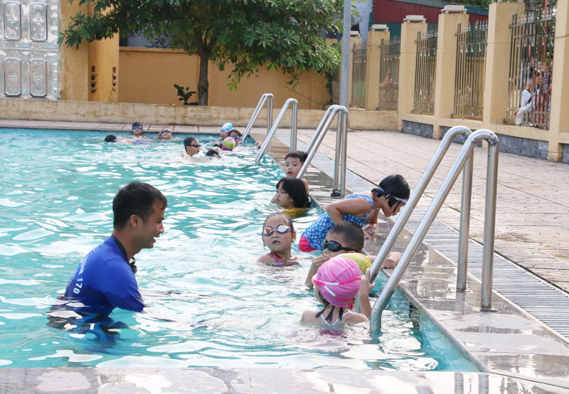 Trẻ em học bơi tại Bể bơi Lữ đoàn Hải quân 147 (TP Hạ Long).