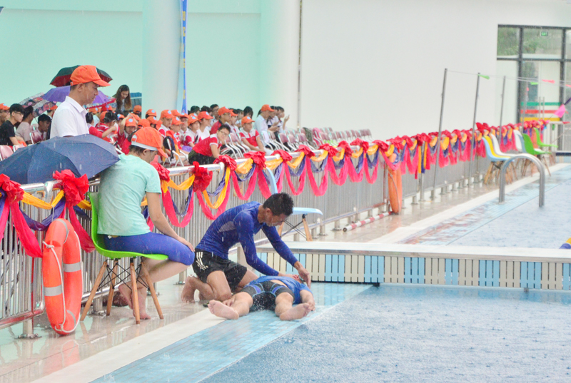 Thực hành, biểu diễn một số kỹ năng phòng chống đuối nước tại Lễ phát động.