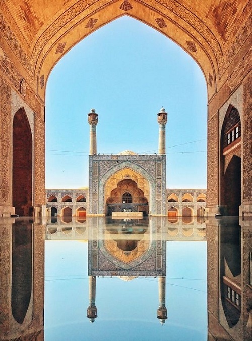  Thành phố Isfahan  Được coi là trung tâm của hàng thủ công mỹ nghệ dân gian, Isfahan là thành phố lớn thứ ba ở Iran với hơn 1,5 triệu dân. Thành phố cũng là nơi tập trung những nghệ nhân chuyên nghiệp nhất của quốc gia với hơn 167 ngành nghề như dệt thảm, rèn kim, làm gốm, sứ và thiết kế hoa văn. Trong thành phố có ít nhất 9.000 xưởng và doanh nghiệp thủ công, nghệ thuật dân gian, phần lớn đều nằm tại quảng trường Naqsh-e Jahan, di sản thế giới UNESCO năm 1979. Hàng năm Isfahan vẫn thường tổ chức những sự kiện như Lễ hội Di sản văn hóa quốc tế để quảng bá hình ảnh của thành phố trong lĩnh vực thủ công và nghệ thuật. Trong ảnh là đền thờ hồi giáo Jameh Mosque ở thành phố Isfahan. Ảnh: Huffington Post.