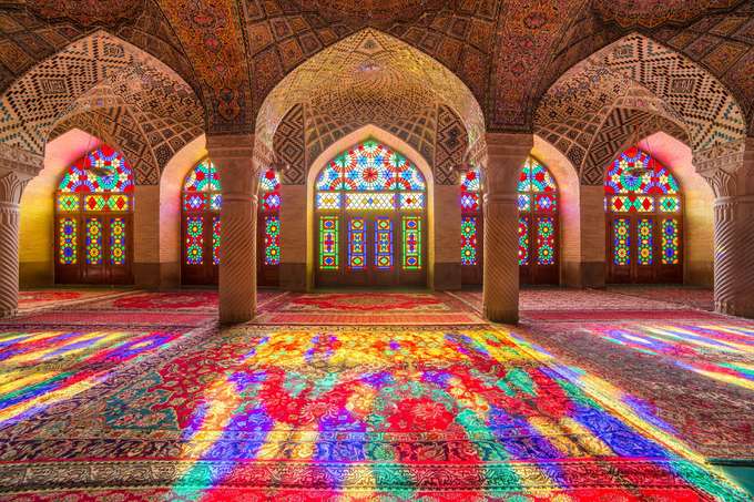 Thành phố Shiraz  Mệnh danh là trung tâm văn hóa Ba Tư trong suốt hơn 2.000 năm, Shiraz từng là một trong những thành phố Hồi giáo vĩ đại nhất thời trung cổ và là thủ đô của Iran dưới triều đại Zand (1747-1779). Nằm trong thung lũng với những vườn nho nổi tiếng, khí hậu của Shiraz dễ chịu. Tuy nhiên mùa hè ở thành phố ẩm ướt và mùa đông có tuyết rơi. Trong ảnh là đền thờ hồi giáo Nasir al-Mulk hay còn gọi là đền thờ Hồi giáo màu hồng, đền thờ kính vạn hoa ở Shiraz. Kiến trúc của ngôi đền được thiết kế để chào đón bình minh. Khi ánh nắng xuyên qua những ô cửa kính và phản chiếu xuống nền đất, những bức tường, đền thờ trông giống một bức tranh cầu vồng đầy sắc màu. Ảnh: Dream One.