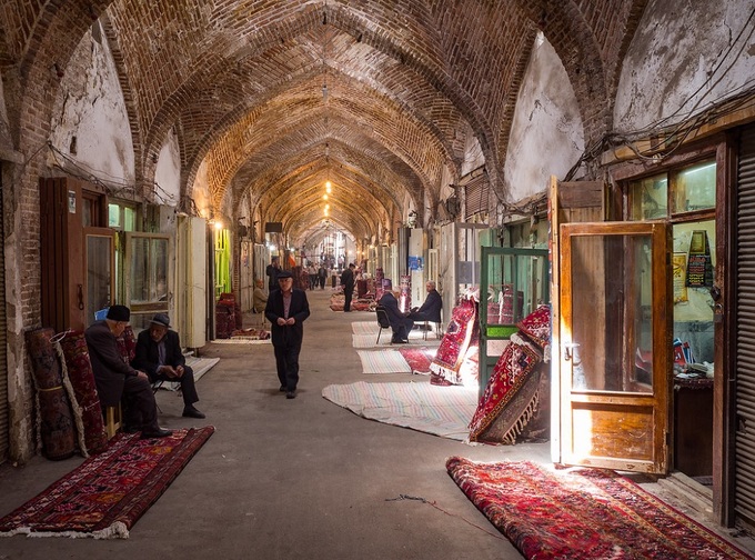 Chợ Tabriz  Nằm ở vị trí quan trọng dọc theo con đường tơ lụa, Tabriz từ lâu đã là một trung tâm thương mại quan trọng của Iran. Tabriz là một trong những khu chợ lâu đời nhất ở Trung Đông, và trở thành di sản thế giới UNESCO năm 2010. Ở Tabriz, các khu hàng liên kết với nhau bởi những con đường mê cung, khu nhà lát gạch đỏ. Tuy nhiên, phần nổi bật nhất ở Tabriz là chợ thảm, nơi những người bán hàng bận rộn may vá, sắp xếp hàng hóa và trò chuyện bên những tách trà. Ảnh: Culture Trip.