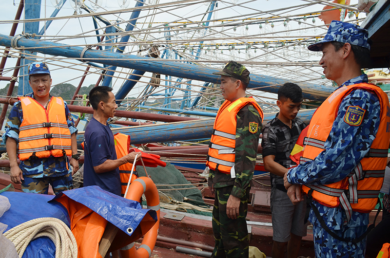 Lãnh đạo 2 đơn vị động viên ngư dân tích cực tham gia đấu tranh bảo vệ chủ quyền an ninh vùng biển, đảo của Tổ quốc.