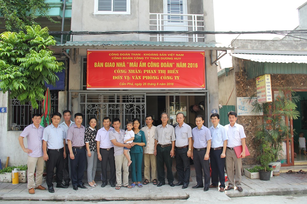 Đại diện Công ty Than Dương Huy trao nhà cho công nhân