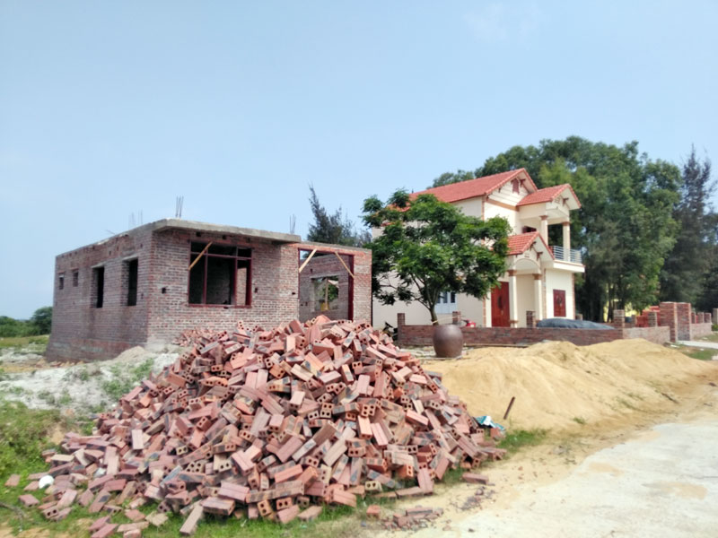 Trong khi đó, hàng chục ngôi nhà kiên cố vẫn hàng ngày mọc lên tại Vĩnh Trung tại những khu vực chưa quy hoạch đất ở.