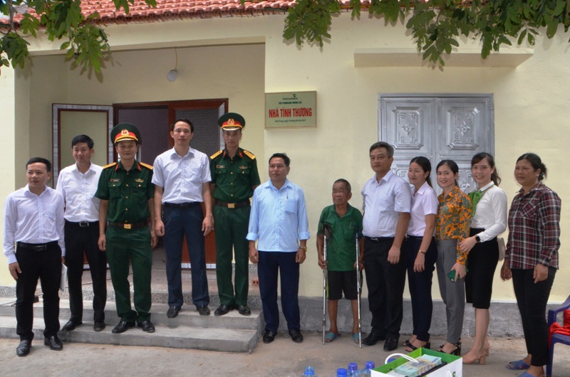 Đoàn công tác trao nhà tình thương cho ông Đoàn Văn Thăng, 83 tuổi, trú tại thôn 2 xã Vĩnh Trung, TP Móng Cái