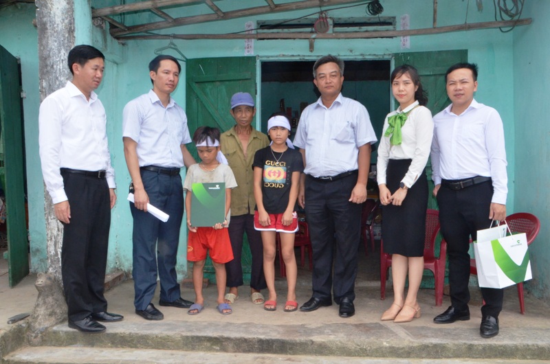 Lãnh đạo Vietcombank Móng Cái đã tới thăm, trao số tiền động viên gia đình 2 nạn nhân bị đuối nước tại xã Vĩnh Thực