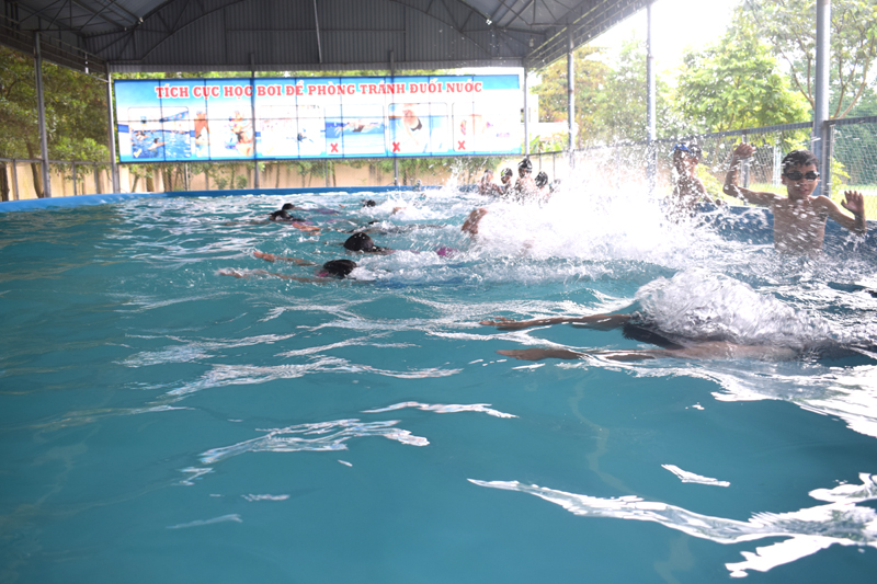 Trẻ em bơi tại bể bơi thông minh Trường THCS Trần Hưng Đạo