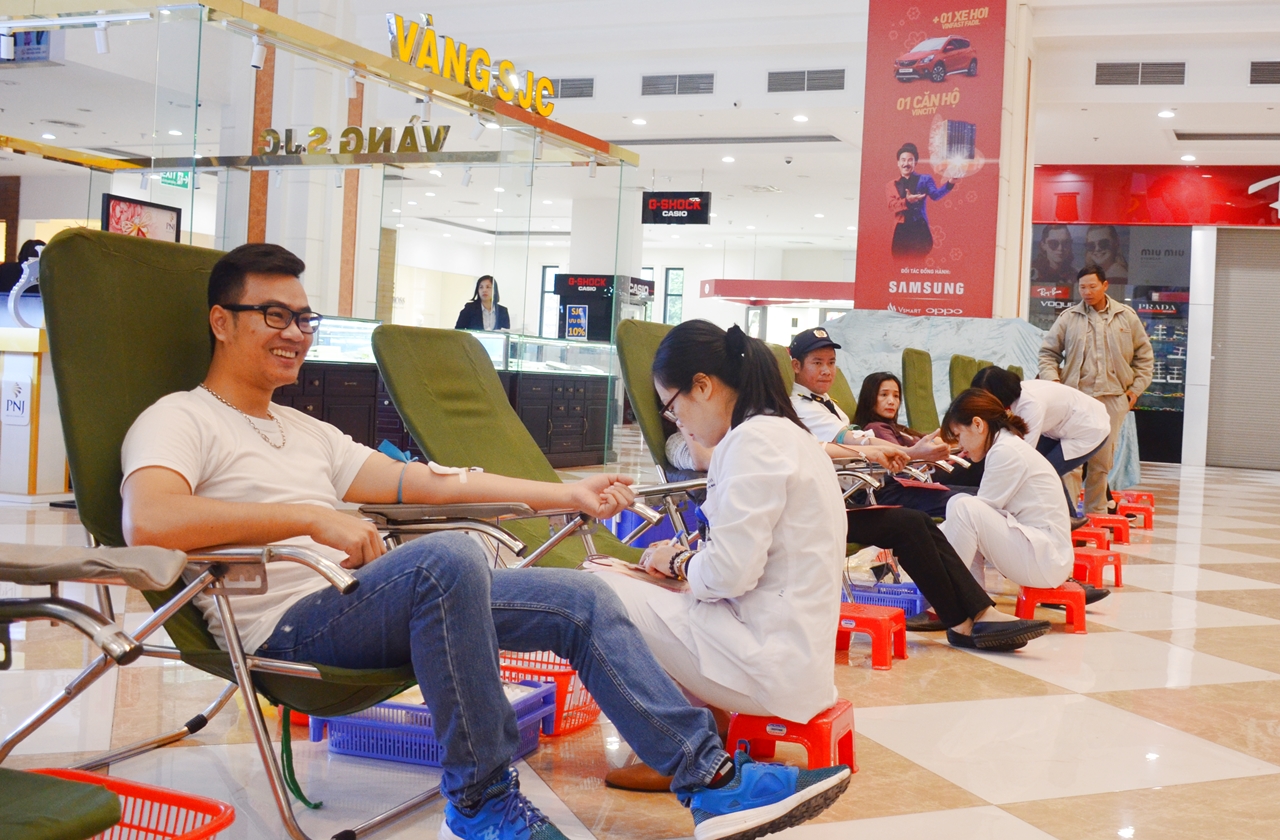 Cán bộ, nhân viên của Vincom Retail (Tập đoàn Vingroup) tham gia hiến máu nhân đạo.