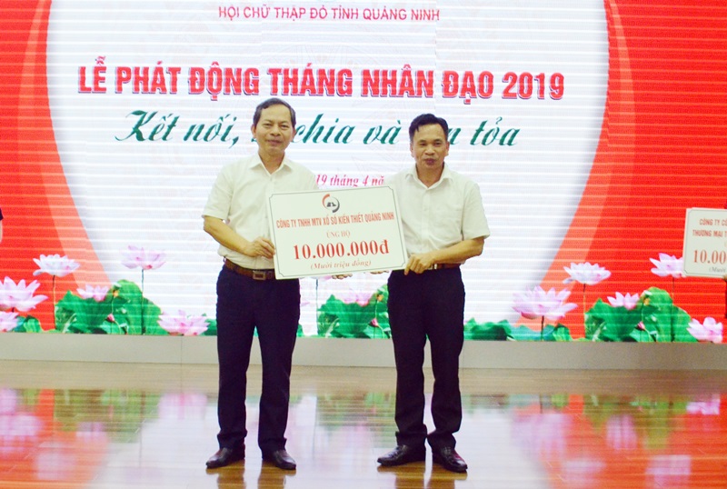 Ông Trần Văn Phẳng, Chủ tịch Hội CCB Công ty TNHH Xổ số kiến thiết Quảng Ninh trao hỗ trợ cho lãnh đạo Hội Chữ thập đỏ nhân dịp phát động tháng nhân đạo năm 2019.