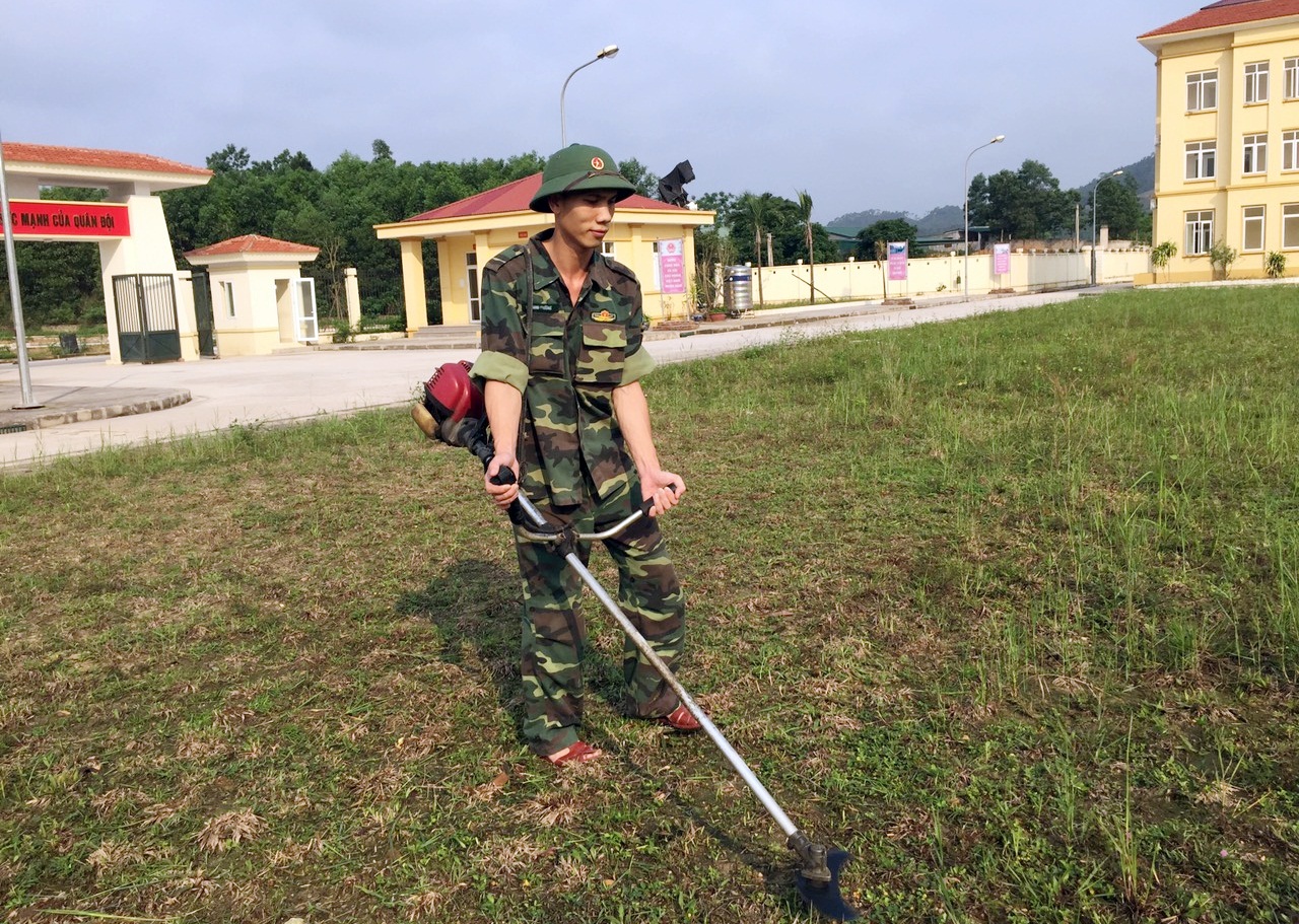 Cán bộ chiến sĩ Ban CHQS huyện Hoành Bồ tham gia phát cỏ, dọn dẹp doanh trại xanh-sach-đẹp.