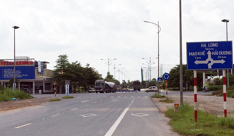 Ngã tư nút giao cắt tuyến tránh QL18 với QL17B trong khu đô thị tại phường Mạo Khê (TX Đông Triều).