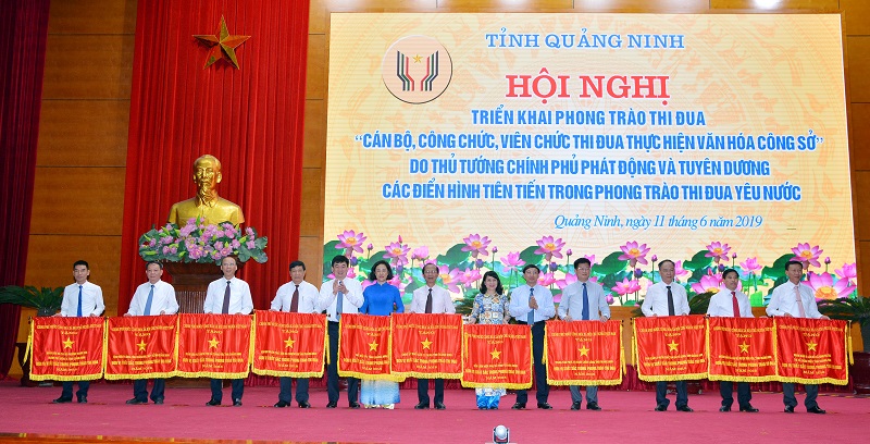Thừa ủy quyền của Thủ tướng Chính phủ, hai đồng chí Phó Bí thư Tỉnh ủy đã trao tặng cờ thi đua của Chính phủ cho các tập thể.