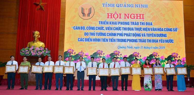 Đồng chí Đặng Huy Hậu, Phó Chủ tịch Thường trực UBND tỉnh; Phó Chủ tịch thứ nhất Hội đồng Thi đua-khen thưởng tỉnh trao tặng bằng khen của UBND tỉnh cho các cá nhân.