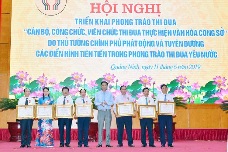 Thừa ủy quyền của Chủ tịch nước, đồng chí Bí thư Tỉnh ủy Nguyễn Văn Đọc đã trao tặng Huân chương Lao động hạng Nhì và Ba cho các cá nhân.