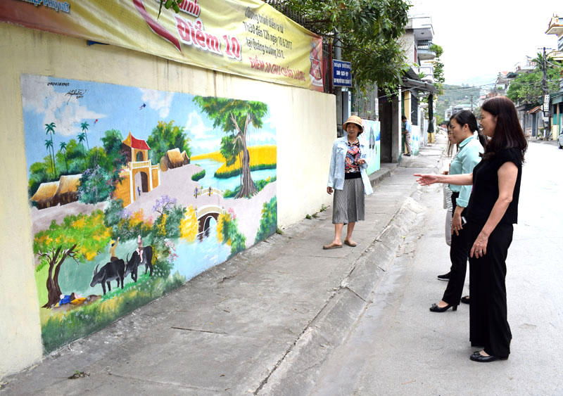 Chị em phụ nữ khu 3, phường Quag Trung, TP Uông Bí đã lấy tiền bán rác rác thải để vẽ tranh tường chống quảng cáo bẩn