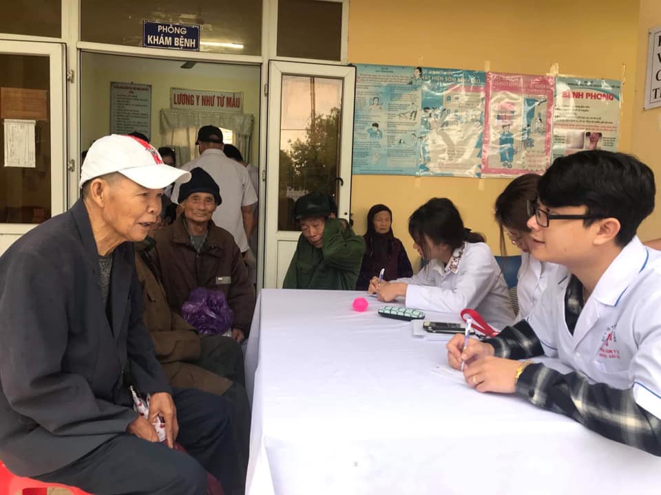 Cán bộ y tế Trung tâm y tế huyện Hải Hà khám chữa bệnh cho người dân xã Quảng Phong, huyện Hải Hà.