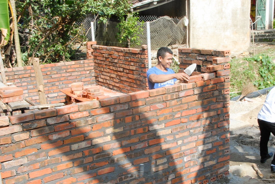 Được vận động thay đổi nhận thức, hỗ trợ kinh phí, anh Chìu A Tài (thôn Nà Sa, xã Hoành Mô, Bình Liêu) tự thi công xây mới xây nhà tiêu hợp vệ sinh.