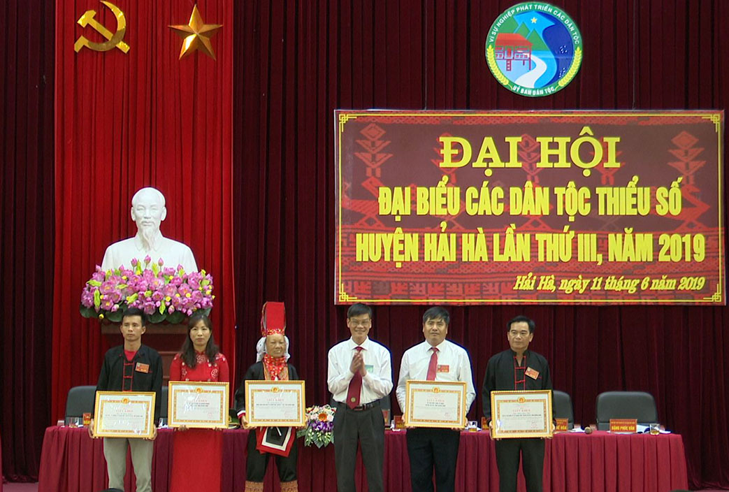 lãnh đạo Ban dân tộc tỉnh Quảng Ninh tặng giấy khen cho các cá nhân và tập thể  đồng bào DTTS  có thành tích xuất sắc